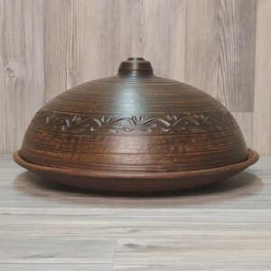 Handgemachte Terrakotta-Backform mit Deckel - Rustikaler Ton-Heber, Boho-Küchengeschirr für Pfannkuchen und Fladenbrot, natürlicher Steingutteller