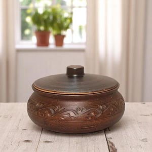 Handmade Terracotta Clay Baking Pot with Lid: 1L Rustic Dutch Oven