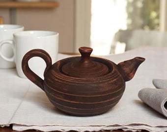 Handmade Red Clay Teapot – Rustic Farmhouse Tea Kettle 0.7L, Unglazed Ceramic Pottery, Artisan Terracotta Gift for Tea Lovers