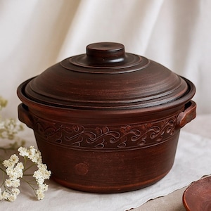 Clay Pot with Lid and Handles – 2L Handmade Ceramic Casserole for Cooking & Serving – Rustic Earthenware Dutch Oven