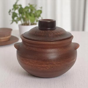 Rustic Clay Baking Pot with Lid – 0.5L Handmade terracotta cookware, Ceramic Casserole – Traditional Ukrainian Cookware for Oven Use