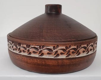 Tajín de barro hecho a mano con tapa. Utensilios de cocina rústicos de terracota. Cacerola decorativa tallada de barro para cocción lenta. Cerámica ucraniana.