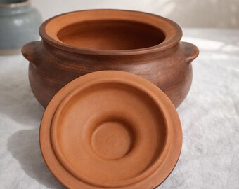 Handmade Clay Baking Pot 0.5L – Rustic Terracotta Oven Dish with Lid, Small Ceramic Casserole, Farmhouse Kitchen Cookware