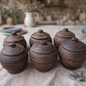 Juego de 6 ollas de cerámica para hornear hechas a mano con tapa / Ollas rústicas de terracota para estofado / Utensilios de cocina tradicionales ucranianos / Juego de cerámica apta para horno
