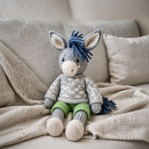 Wzór na dzierganie osiołka amigurumi – Wzór na dzierganie zwierząt gospodarskich – Wzór na pluszowego osiołka – Plik PDF (Kompletny wzór w języku angielskim)