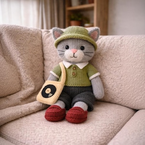 Può includere: Un set di tre tazze in ceramica con finitura opaca e macchiettata. Le tazze sono nei toni del crema, grigio chiaro e grigio scuro. Ogni tazza ha un design minimalista, perfetto per caffè o tè.