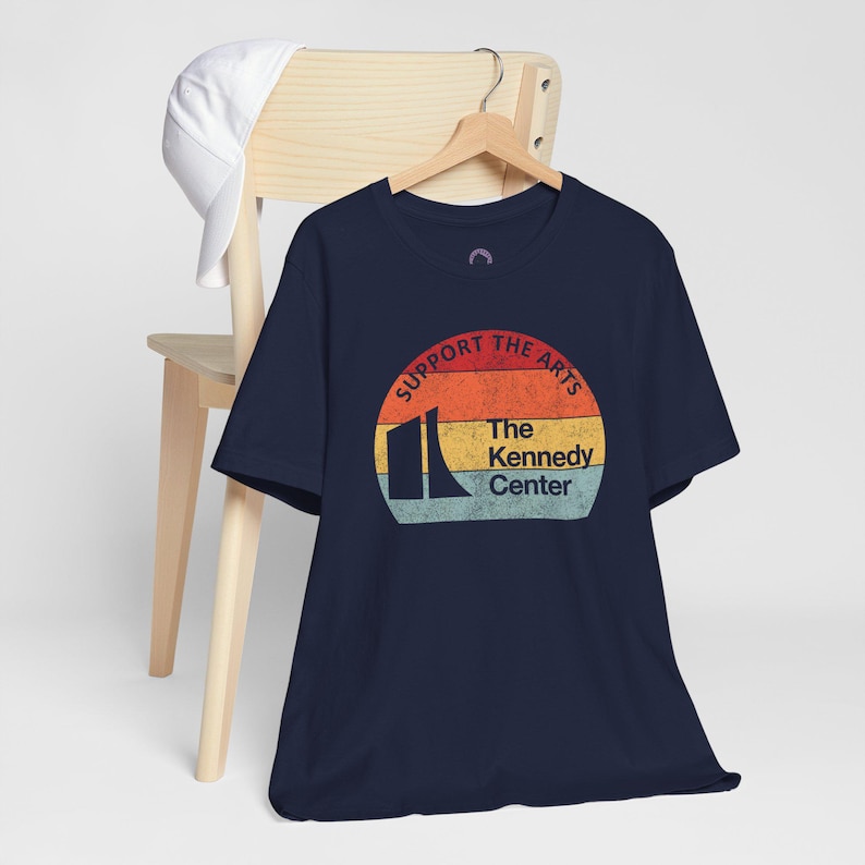 Kunst-Shirt, Retro-T-Shirt „Sonnenuntergang“ für Kunstproteste, Politisches T-Shirt „Verteidigt das Kennedy Center“, Geschenk für Theaterliebhaber Bild 5