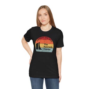 Kunst-Shirt, Retro-T-Shirt „Sonnenuntergang“ für Kunstproteste, Politisches T-Shirt „Verteidigt das Kennedy Center“, Geschenk für Theaterliebhaber Bild 7