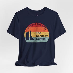 Kunst-Shirt, Retro-T-Shirt „Sonnenuntergang“ für Kunstproteste, Politisches T-Shirt „Verteidigt das Kennedy Center“, Geschenk für Theaterliebhaber Bild 3