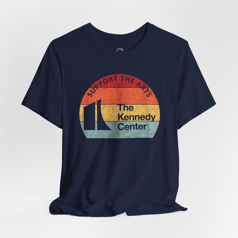 Kunst-Shirt, Retro-T-Shirt „Sonnenuntergang“ für Kunstproteste, Politisches T-Shirt „Verteidigt das Kennedy Center“, Geschenk für Theaterliebhaber Bild 3