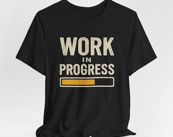 Camiseta Work in Progress: Camiseta unisex de algodón jersey con estampado gráfico.