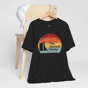 Kunst-Shirt, Retro-T-Shirt „Sonnenuntergang“ für Kunstproteste, Politisches T-Shirt „Verteidigt das Kennedy Center“, Geschenk für Theaterliebhaber Bild 4