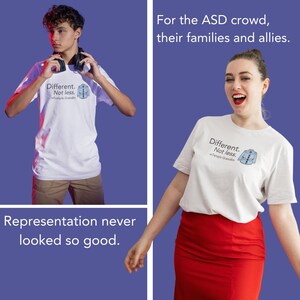 Pu&ograve; includere: Una t-shirt bianca a maniche corte con il testo Different. Not less. e una piccola grafica di una camicia blu abbottonata con il nome Temple Grandin stampato sotto. Il design &egrave; centrato sulla parte anteriore del capo.