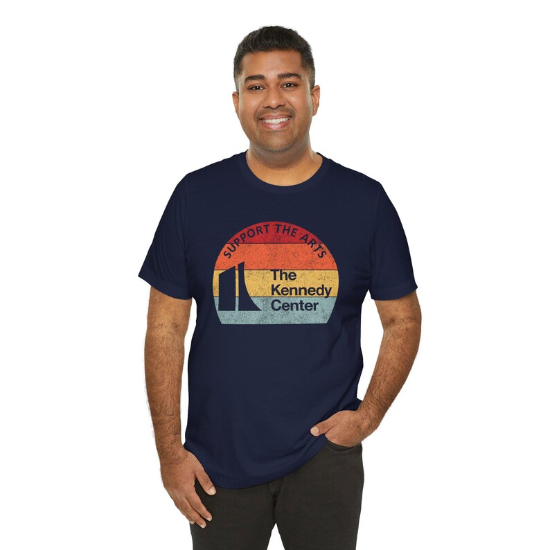 Kunst-Shirt, Retro-T-Shirt „Sonnenuntergang“ für Kunstproteste, Politisches T-Shirt „Verteidigt das Kennedy Center“, Geschenk für Theaterliebhaber Bild 10