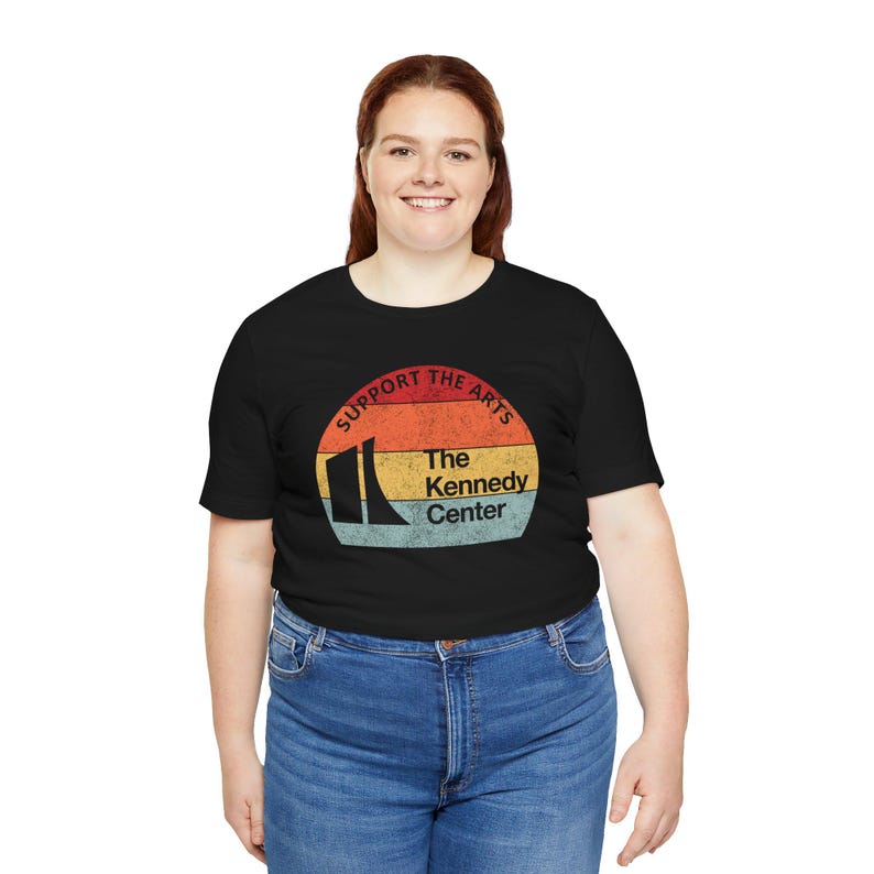 Kunst-Shirt, Retro-T-Shirt „Sonnenuntergang“ für Kunstproteste, Politisches T-Shirt „Verteidigt das Kennedy Center“, Geschenk für Theaterliebhaber Bild 9