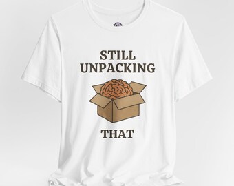 Camiseta divertida sobre conscientização da saúde mental: Ainda desempacotando a bagagem emocional.