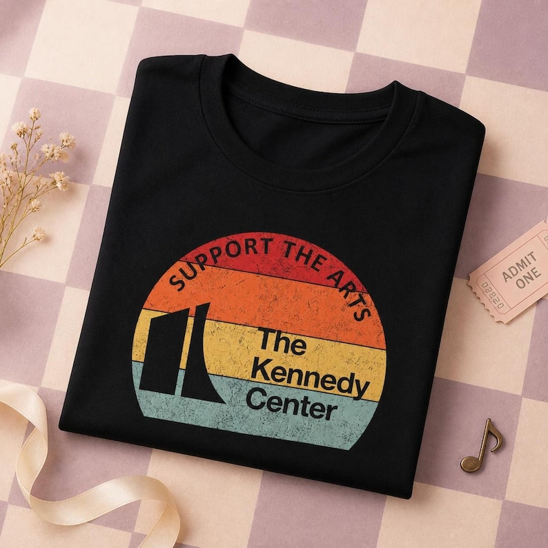 Kunst-Shirt, Retro-T-Shirt „Sonnenuntergang“ für Kunstproteste, Politisches T-Shirt „Verteidigt das Kennedy Center“, Geschenk für Theaterliebhaber Bild 1