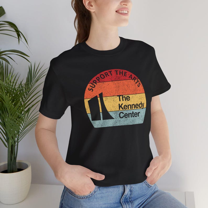 Kunst-Shirt, Retro-T-Shirt „Sonnenuntergang“ für Kunstproteste, Politisches T-Shirt „Verteidigt das Kennedy Center“, Geschenk für Theaterliebhaber Bild 12