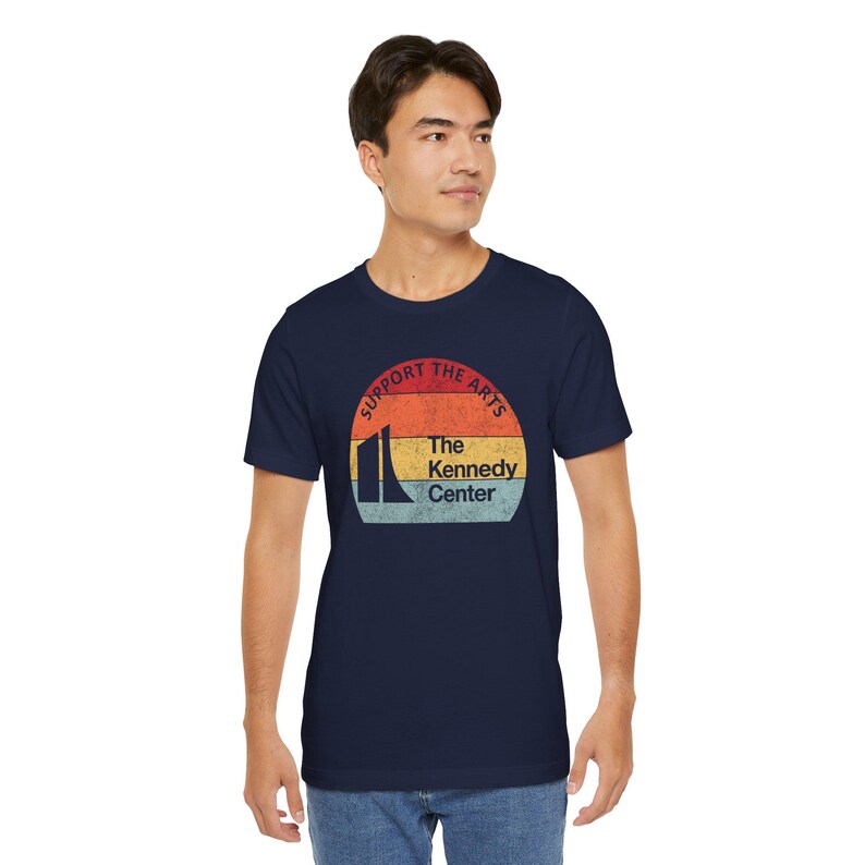 Kunst-Shirt, Retro-T-Shirt „Sonnenuntergang“ für Kunstproteste, Politisches T-Shirt „Verteidigt das Kennedy Center“, Geschenk für Theaterliebhaber Bild 11