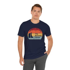 Kunst-Shirt, Retro-T-Shirt „Sonnenuntergang“ für Kunstproteste, Politisches T-Shirt „Verteidigt das Kennedy Center“, Geschenk für Theaterliebhaber Bild 8