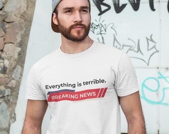 Könnte beinhalten: Ein weißes T-Shirt mit dem Text "Everything is terrible. BREAKING NEWS" in schwarzer und roter Schrift.