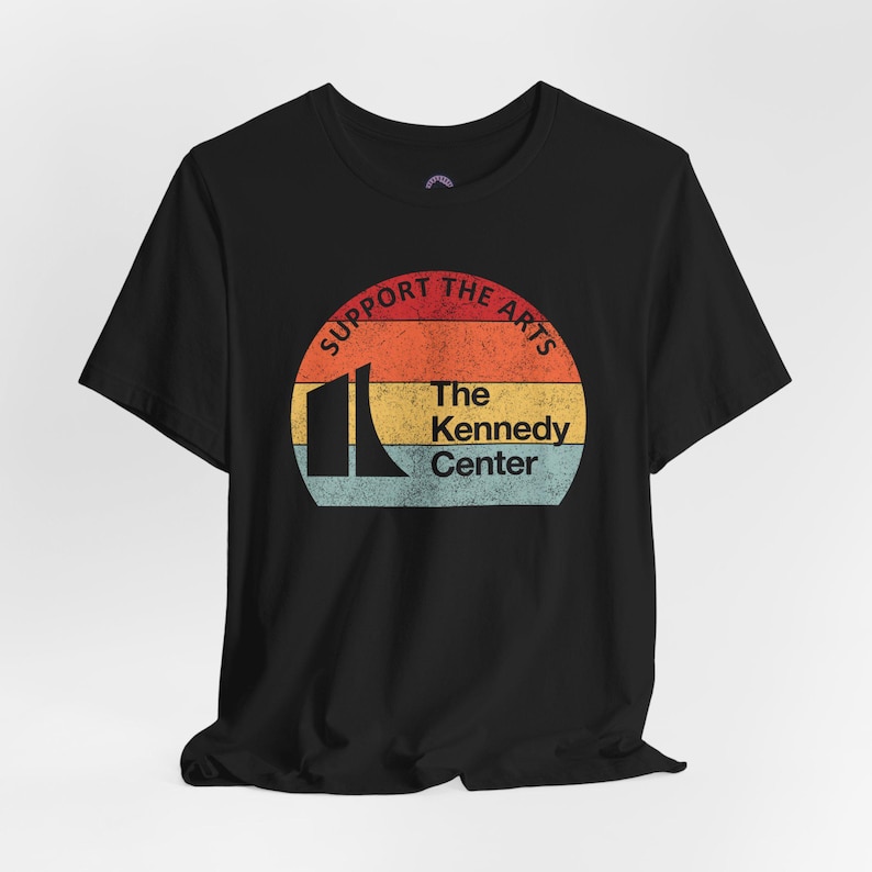 Kunst-Shirt, Retro-T-Shirt „Sonnenuntergang“ für Kunstproteste, Politisches T-Shirt „Verteidigt das Kennedy Center“, Geschenk für Theaterliebhaber Bild 2