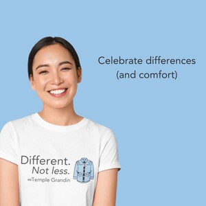 Pu&ograve; includere: Una t-shirt bianca a maniche corte con il testo "Different. Not less." e "Temple Grandin" e un'illustrazione di una camicia. Il testo "Celebrate differences (and comfort)" &egrave; stampato sopra il disegno della camicia.