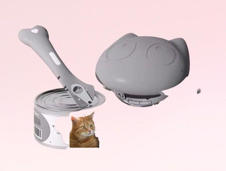 K&ouml;nnte beinhalten: Ein grauer, katzenf&ouml;rmiger Dosen&ouml;ffner mit einem wei&szlig;en Griff. Der Dosen&ouml;ffner ist ge&ouml;ffnet und liegt auf einer Dose Katzenfutter. Eine Katze schaut in die Kamera.