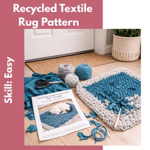 Könnte beinhalten: Ein Bild zeigt einen teilweise fertigen blauen und grauen Teppich aus recyceltem Textil, mit Garnknäueln, einer Schere und einer Vorlage. Der Text "Recycled Textile Rug Pattern" und "Skill: Easy" sind sichtbar. Die Vorlage ist für eine handgefertigte Croefie-Matte für Haustiere.
