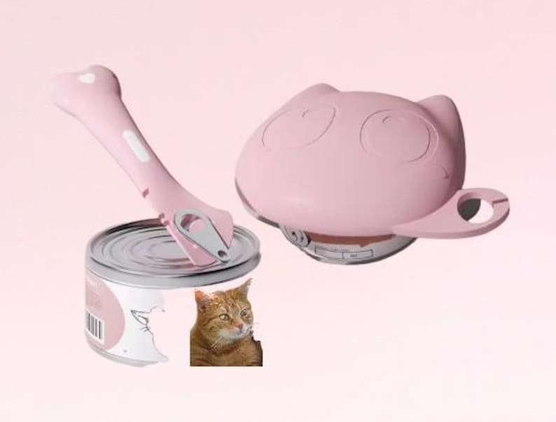 K&ouml;nnte beinhalten: Rosaer Katzen-f&ouml;rmiger Dosen&ouml;ffner mit Griff und einem separaten rosa Dosen&ouml;ffner-Werkzeug. Das Dosen&ouml;ffner-Werkzeug liegt auf einer Dose Katzenfutter mit einem Katzenbild auf dem Etikett.