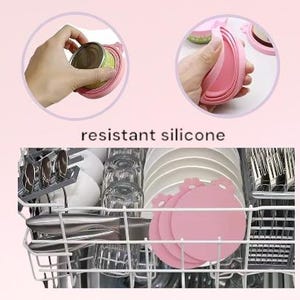 K&ouml;nnte beinhalten: Rosa Silikon-Deckel f&uuml;r Lebensmittel. Die Deckel sind in einer Sp&uuml;lmaschine und auf einer Hand zu sehen, die einen Deckel h&auml;lt. Der Text "resistentes Silikon" ist auf dem Bild sichtbar.
