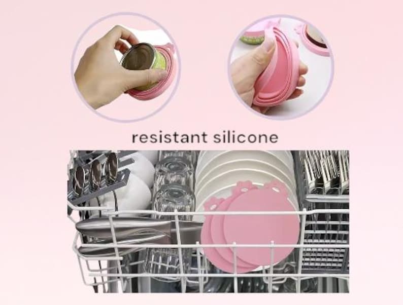 K&ouml;nnte beinhalten: Rosa Silikon-Deckel f&uuml;r Lebensmittel. Die Deckel sind in einer Sp&uuml;lmaschine und auf einer Hand zu sehen, die einen Deckel h&auml;lt. Der Text "resistentes Silikon" ist auf dem Bild sichtbar.