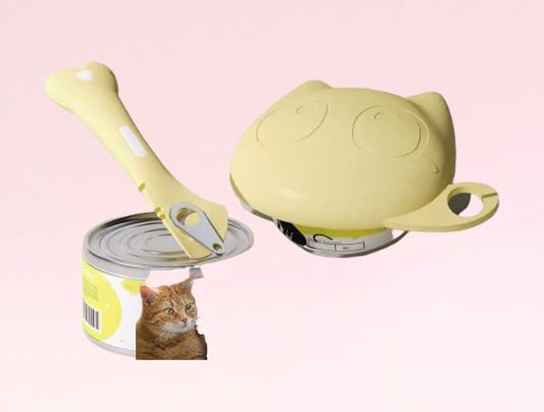 K&ouml;nnte beinhalten: Ein gelber katzenf&ouml;rmiger Dosen&ouml;ffner mit Griff und ein gelber knochenf&ouml;rmiger Dosen&ouml;ffner mit silberner Klinge. Der Dosen&ouml;ffner ist ge&ouml;ffnet und eine Dose Katzenfutter ist sichtbar, aus der ein Katzenkopf herausschaut.