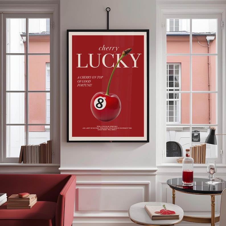 K&ouml;nnte beinhalten: Ein rotes und wei&szlig;es Poster mit dem Text "cherry lucky" und einer Kirsche auf einer roten Billardkugel mit der Nummer 8. Der Text unter der Kirsche lautet "A cherry on top of good fortune!"