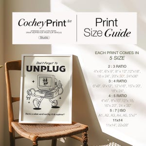 Op de afbeelding: Een ingelijste print met de tekst "Don't Forget To UNPLUG" en een cartoon computerpersonage. De print wordt weergegeven op een houten stoel. De afbeelding bevat ook een afdrukformaatgids met verschillende verhoudingen en afmetingen.