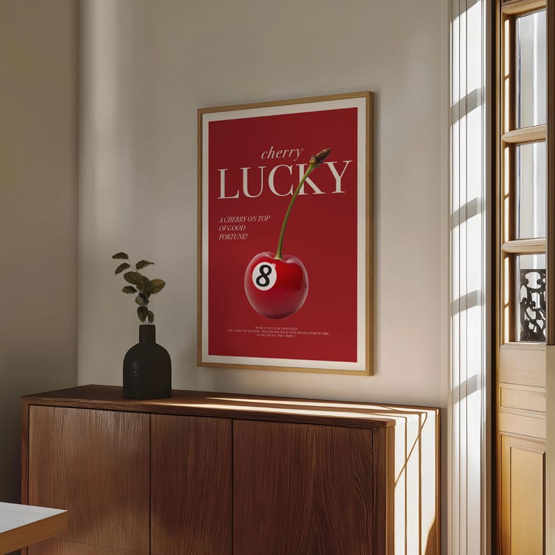 K&ouml;nnte beinhalten: Ein roter Poster mit dem Text "cherry lucky" und einer Kirsche mit der Nummer 8 darauf. Der Text unter der Kirsche lautet "A cherry on top of good fortune!"