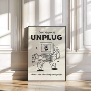 Op de afbeelding: Zwart omkaderde poster met een retro cartoon computerpersonage dat een stekker vasthoudt. De poster heeft de tekst "Don't Forget To UNPLUG" en "There's a whole world waiting to be explored!" in zwart op een cr&egrave;mekleurige achtergrond.
