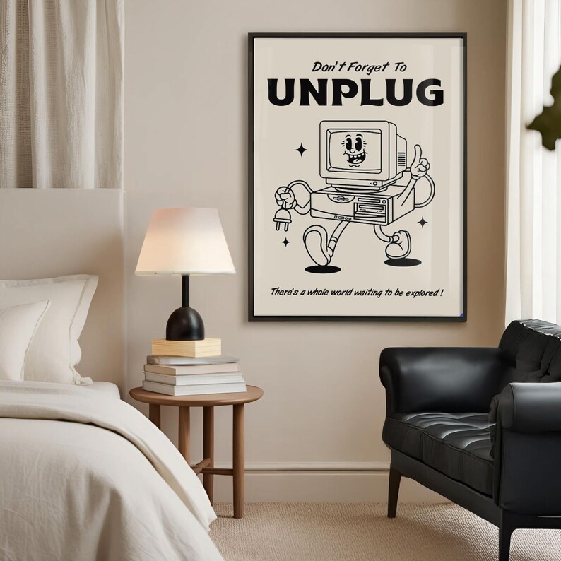 Op de afbeelding: Zwart omkaderde poster met een retro cartoon computerpersonage. De poster leest "Don't Forget To UNPLUG" en "There's a whole world waiting to be explored!" Het kunstwerk is in zwart en cr&egrave;me.