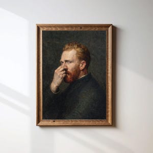 Può includere: Ritratto incorniciato di Vincent van Gogh, un autoritratto. Il dipinto raffigura un uomo con capelli rossi e barba, che indossa un cappotto scuro. La cornice in legno circonda l'opera d'arte, ambientata su uno sfondo neutro.