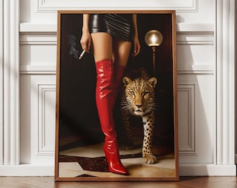 Op de afbeelding: Een ingelijste kunstdruk met een vrouw in een zwarte minirok en rode overkneelaarzen, die een sigaret vasthoudt, met een luipaard. Het kunstwerk heeft een donkere, dramatische esthetiek, met een vintage lamp op de achtergrond.