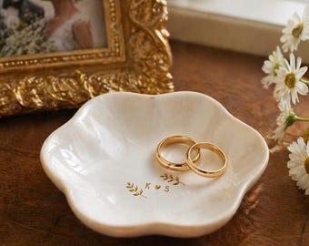 Portagioie in ceramica, vassoio portagioie personalizzato con incisione, portagioie con monogramma personalizzato, regalo di nozze per damigella d'onore.