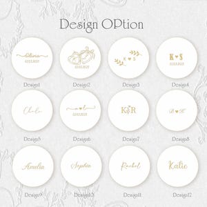 Pu&ograve; includere: Una selezione di dodici disegni circolari bianchi con scritte e grafiche dorate. I disegni includono nomi, iniziali e date. Il testo "Design Option" &egrave; nella parte superiore dell'immagine.