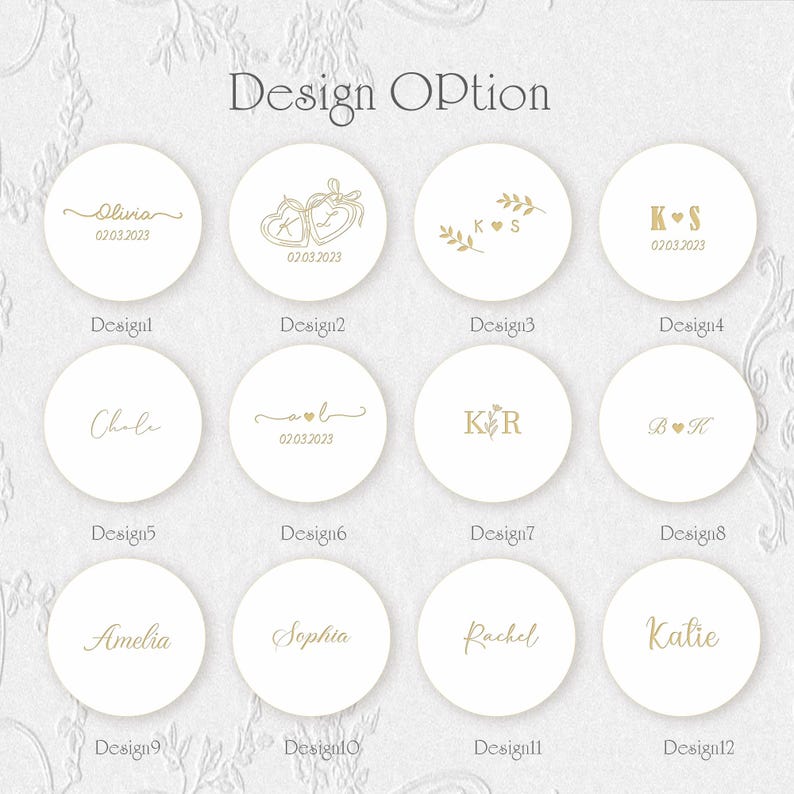 Pu&ograve; includere: Una selezione di dodici disegni circolari bianchi con scritte e grafiche dorate. I disegni includono nomi, iniziali e date. Il testo "Design Option" &egrave; nella parte superiore dell'immagine.