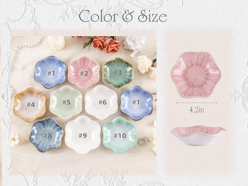 Pu&ograve; includere: Una collezione di dieci piatti in ceramica a forma di fiore in vari colori pastello, ciascuno con un numero unico. Un piatto rosa &egrave; mostrato con vista laterale e dall'alto, con un diametro di 10,67 cm. Il testo "Color & Size" &egrave; in alto.