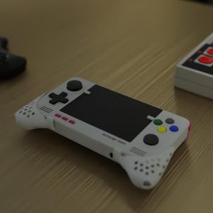 Benutzerdefinierte Retroid Pocket 5 Halter | 3D Printable Schreibtischständer für Gamer