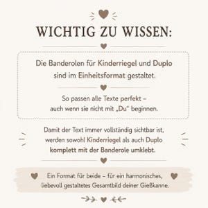 May include: A rectangular informational sign with dark brown text on a light beige background. The text reads: WICHTIG ZU WISSEN: Die Banderolen f&uuml;r Kinderriegel und Duplo sind im Einheitsformat gestaltet. So passen alle Texte perfekt &ndash; auch wenn sie nicht mit Du beginnen. Damit der Text immer vollst&auml;ndig sichtbar ist, werden sowohl Kinderriegel als auch Duplo komplett mit der Banderole umklebt. Ein Format f&uuml;r beide &ndash; f&uuml;r ein harmonisches, liebevoll gestaltetes Gesamtbild deiner Gie&szlig;kanne.