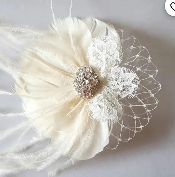 Ivory Feather Bridal Hair Clip: Vintage Lace Wedding Comb - Etsy display picture 2