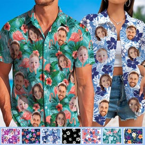 Könnte beinhalten: Zwei kurzärmelige Button-Down-Hemden mit individuellen Gesichtern. Ein Hemd ist türkis mit Flamingos, tropischen Blättern und roten Hibiskusblüten. Das andere ist blau mit weißen und blauen Blumenmustern. Ein lustiges, personalisiertes Geschenk.