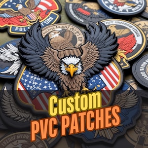 Może przedstawiać: Kolekcja spersonalizowanych naszywek z PVC o różnych wzorach, w tym amerykańska flaga z orłem, łysego orła z rozpostartymi skrzydłami i naszywka o tematyce wojskowej z tekstem "UT. UNARIS TOTUS". Naszywki są wykonane z trwałego materiału PVC i idealnie nadają się do dodania osobistego akcentu do odzieży, toreb lub innych akcesoriów.