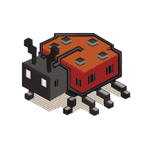 Puede incluir: Un diseño de mariquita pixelada con cuerpo rojo, cabeza naranja y detalles en negro. La mariquita tiene seis patas y dos antenas. El diseño recuerda a un personaje de videojuego.